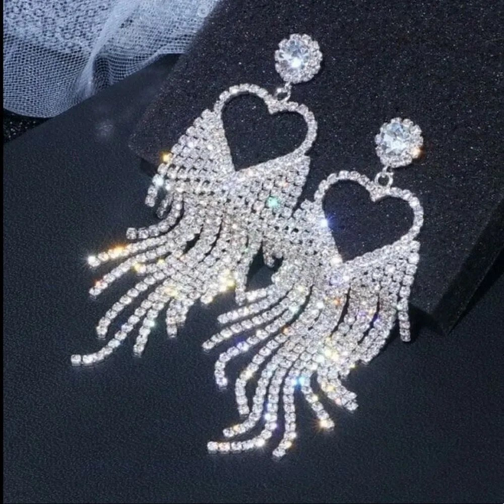 NWT Gorgeous Crystal Heart Earrings
